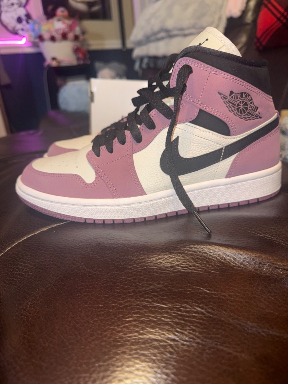 Air Jordan 1 MID SE (Women’s) - Picture 3 of 13